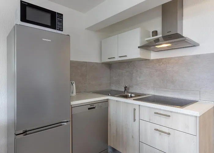 Moderne In Mit Schoener Terrasse By Interhome شقة *