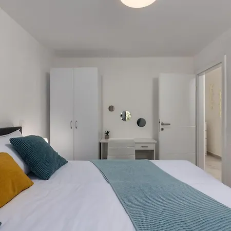 Moderne In Mit Schoener Terrasse By Interhome דירה