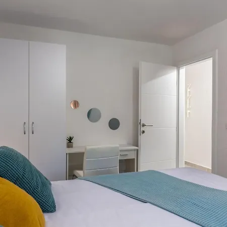 Moderne In Mit Schoener Terrasse By Interhome דירה *