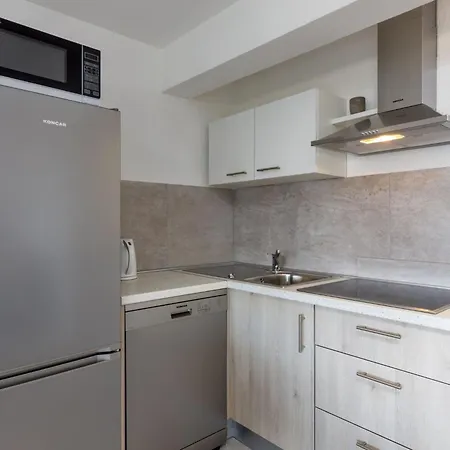 Moderne In Mit Schoener Terrasse By Interhome דירה *
