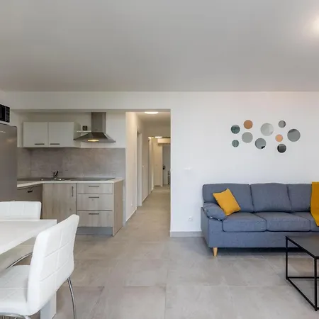 Moderne In Mit Schoener Terrasse By Interhome