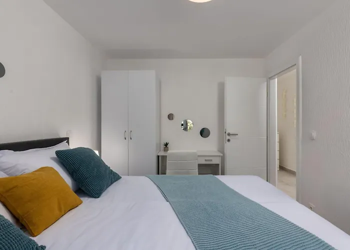 Moderne In Crikvenica Mit Schoener Terrasse By Interhome شقة